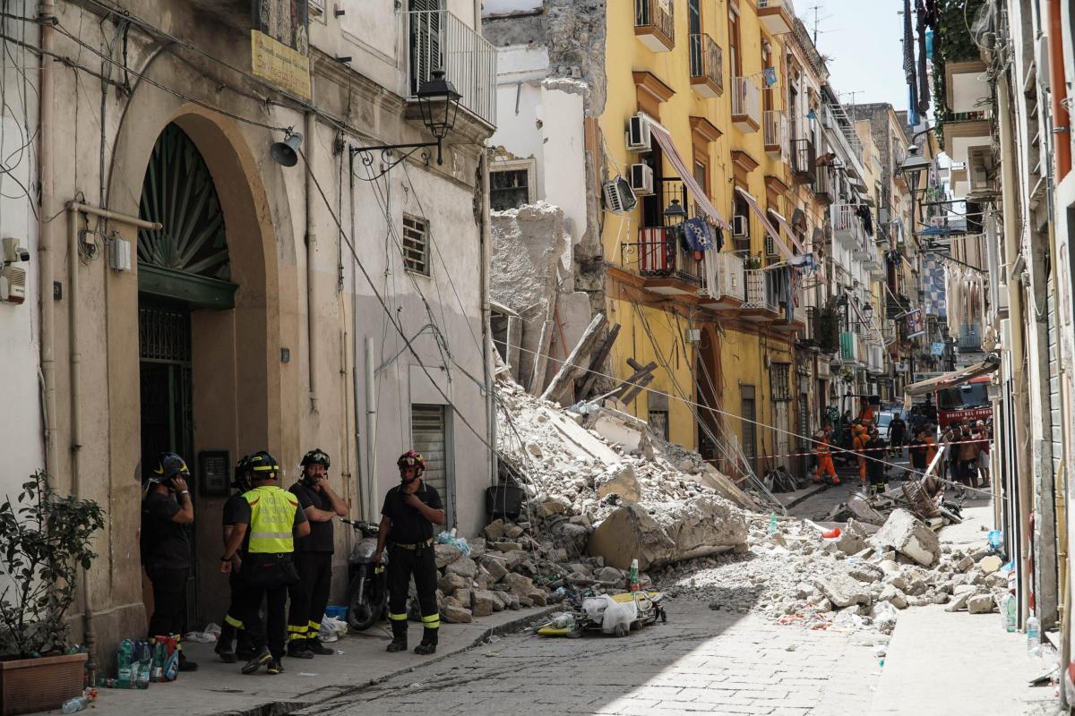 Crollo palazzina a Torre del Greco, 25 persone nel registro degli i…