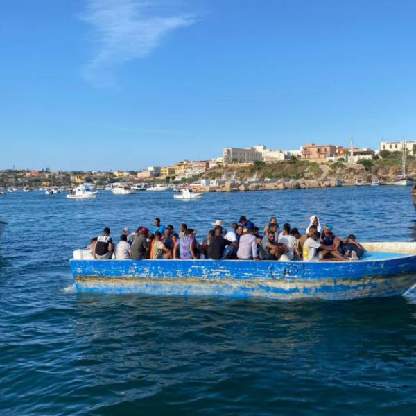 Lo sbarco selettivo dei migranti a Catania fa insorgere le opposizioni