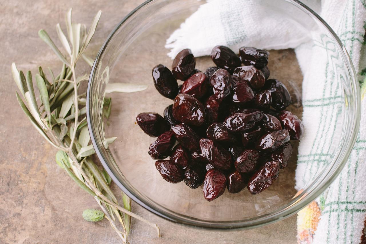 Come si preparano le olive nere: 3 modi per gustarle