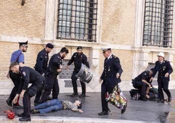 Blitz di Ultima Generazione al Senato con fango ed estintori, attivisti fermati dai carabinieri | FOTO e VIDEO