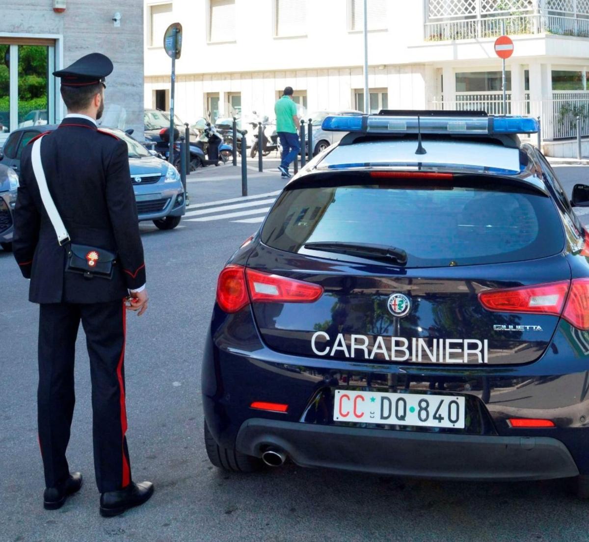 Chieti, donna morta accoltellata all’addome: non si trova il marito