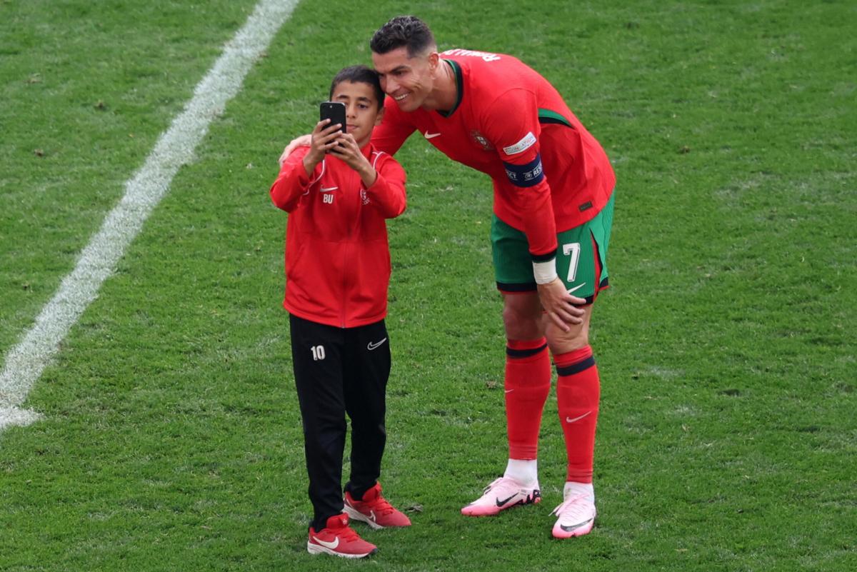 Selfie con Cristiano Ronaldo durante Turchia-Portogallo: rischio Daspo per il bambino Berat? La situazione