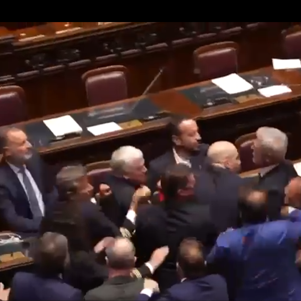 Autonomia, in aula volano gli stracci e le mani: Iezzi (Lega) aggredisce Donno (M5S). Le opposizioni: “Questi sono metodi da squadracce”| VIDEO