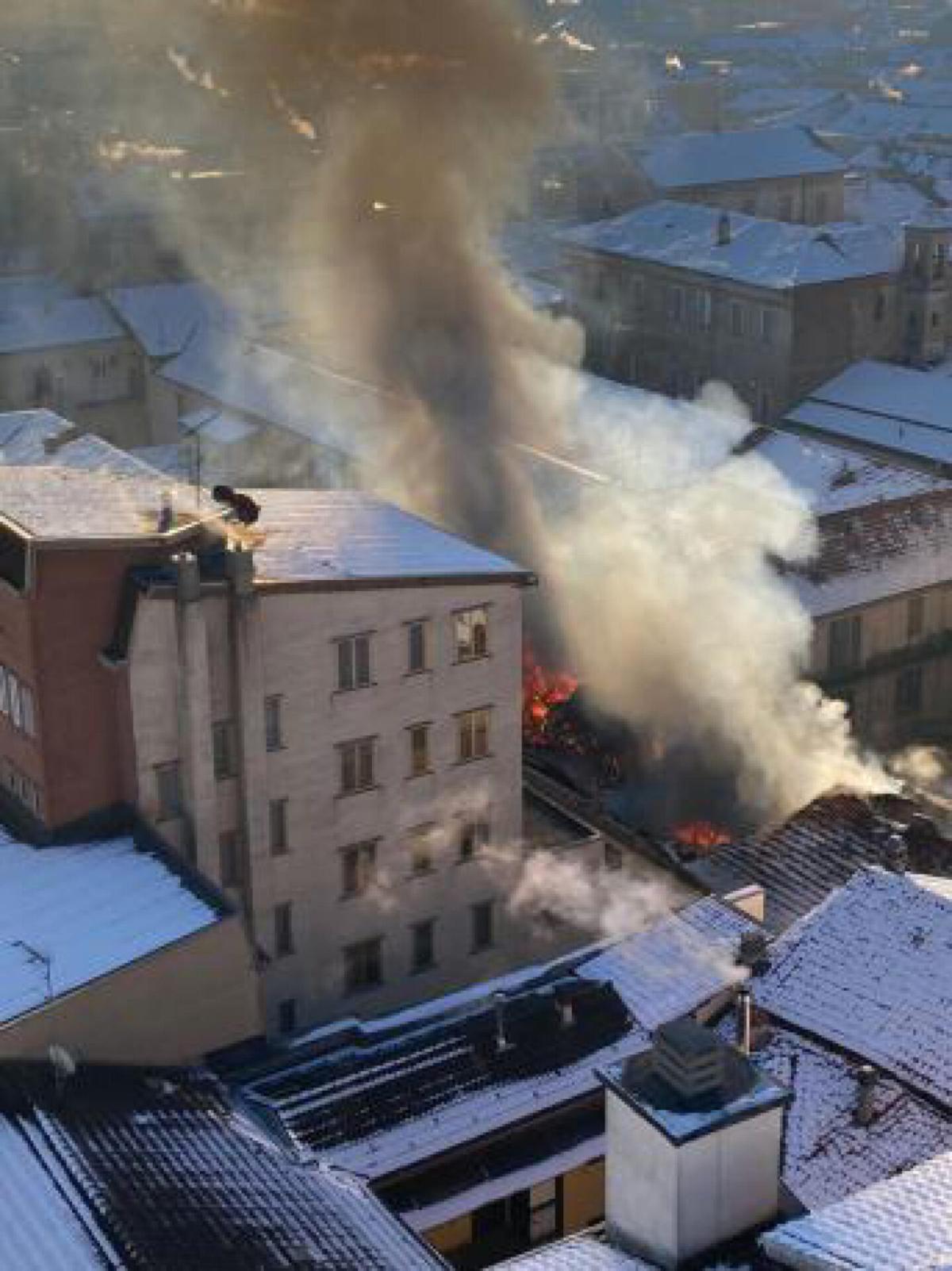 Incendio via Beccaria a Brescia, paura in pieno centro storico