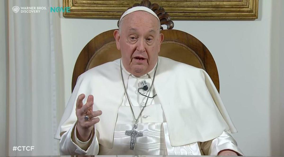 Papa Francesco torna da Fazio e allontana le voci sulle sue dimissioni: “Non è un mio pensiero”. E sulle guerre: “Cancellano sorrisi e sogni dei bambini”