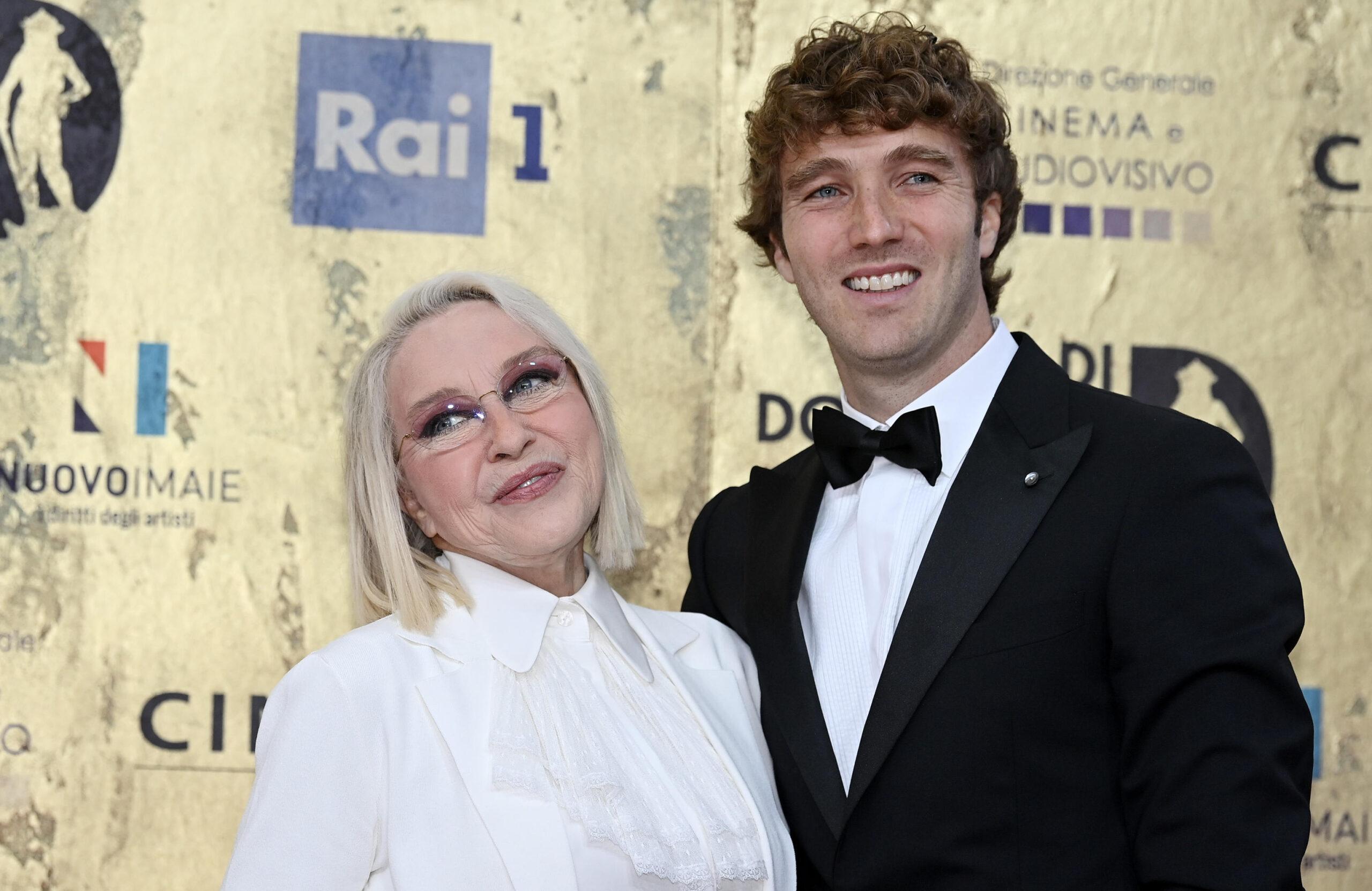 Clizia Incorvaia e Paolo Ciavarro si sono sposati: tutti i vip invitati, i testimoni, le promesse e l’esibizione di Patty Pravo 