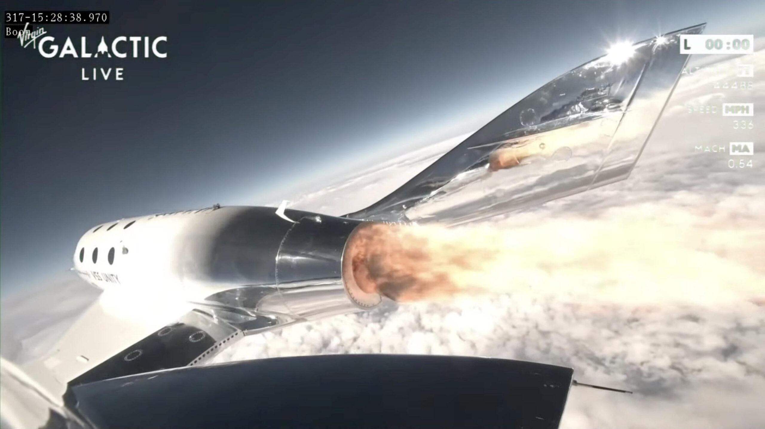 Successo missione Virgin Galactic, a bordo della navetta anche turisti spaziali