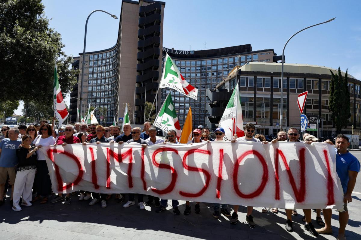 De Angelis, sit-in del Pd davanti alla Regione Lazio: “Dimissioni”