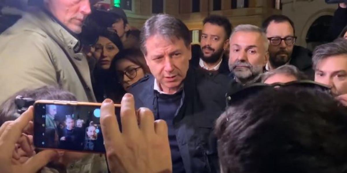 Conte contestato, studenti contro il leader M5S alla manifestazione di Roma: “Con che faccia viene qui?” | VIDEO