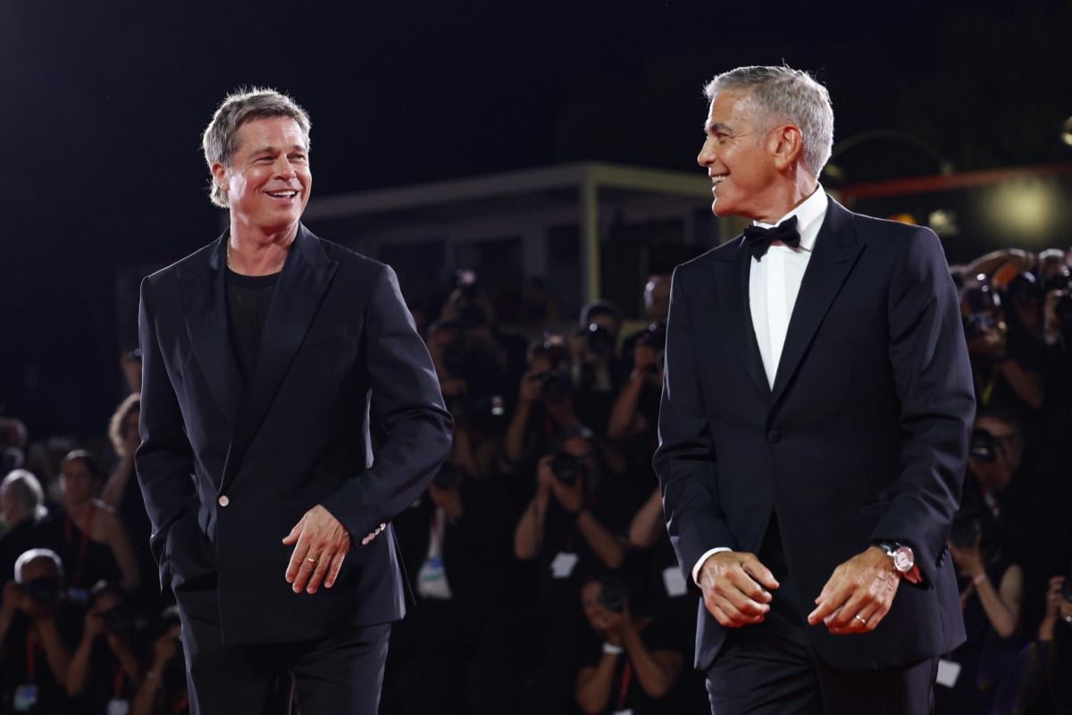 George Clooney e Brad Pitt sul red carpet: tutte le gag a Venezia 2024 | VIDEO