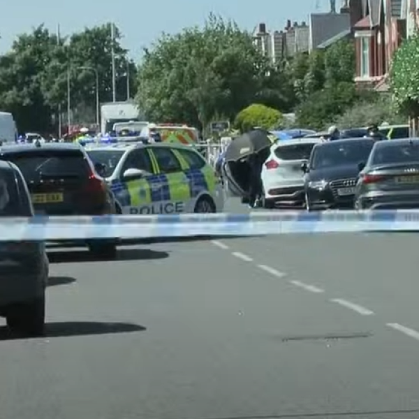 Regno Unito, accoltellamento vicino a Liverpool: uomo aggredisce otto persone a Southport, arrestato | FOTO E VIDEO