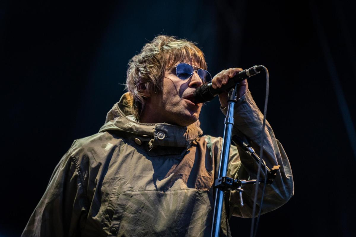 Oasis, band iconica del britpop inglese: il disco del 1994 e lo sci…