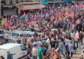 Francia, migliaia di manifestanti pro-Palestina invadono le strade della capitale urlando “Macron complice” durante la visita di Biden | VIDEO