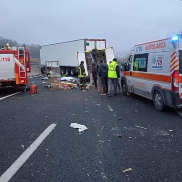 Moto contro camion, perde la vita un uomo di 39 anni