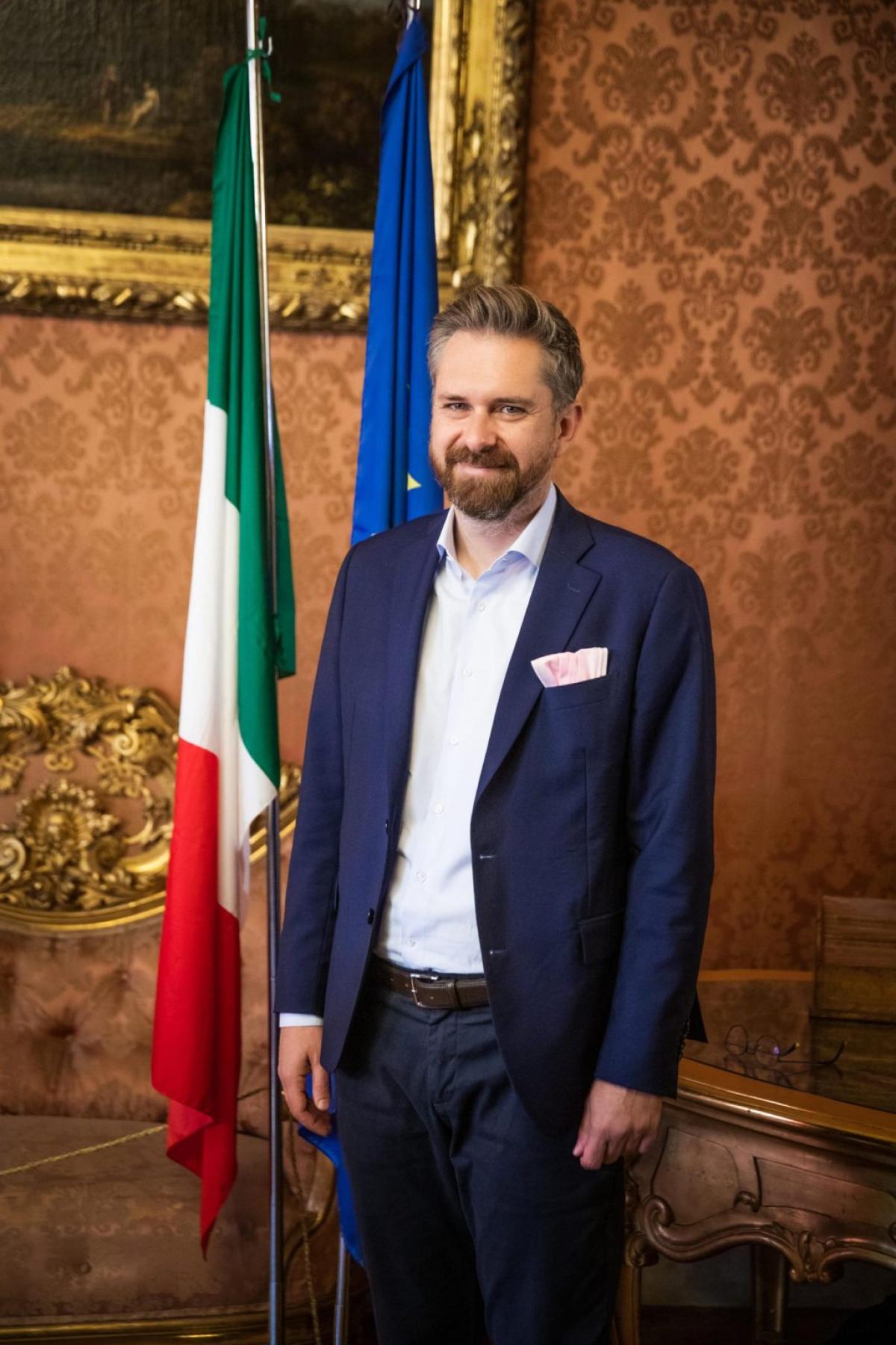 Bologna, il comune espone uno striscione di solidarietà alle donne …