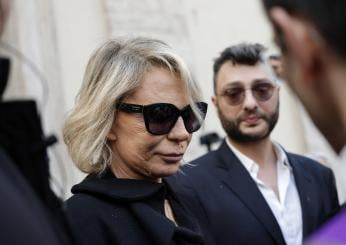 Maria De Filippi, la reazione del ragazzo che le ha chiesto un selfie nella camera ardente: “Voglio morire”