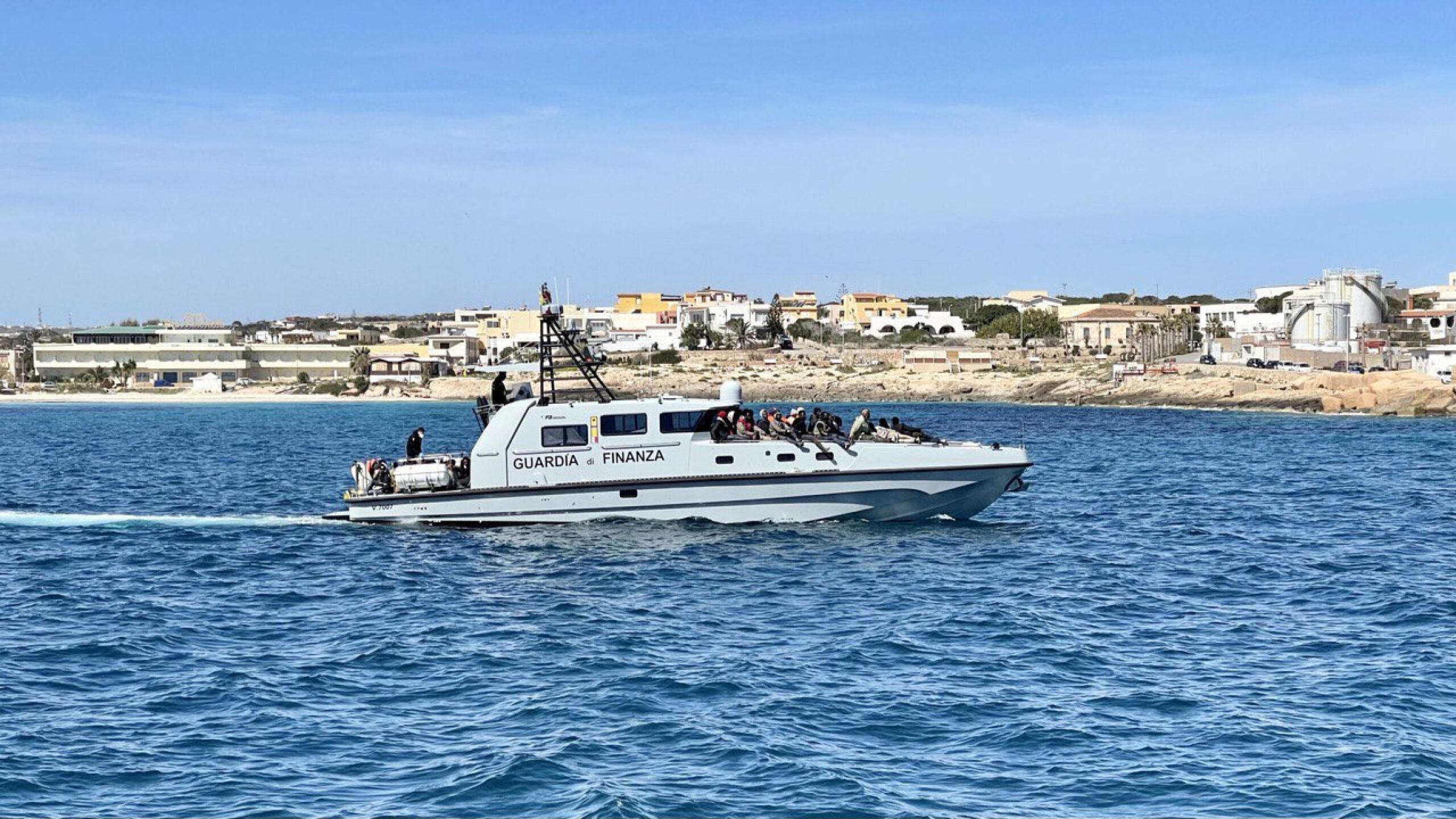 Migranti, Ong Geo Barents soccorre 440 persone al largo di Malta