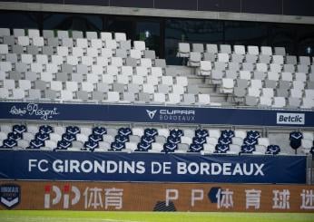 Bordeaux-Rodez, tifoso spinge a terra un giocatore: partita sospesa