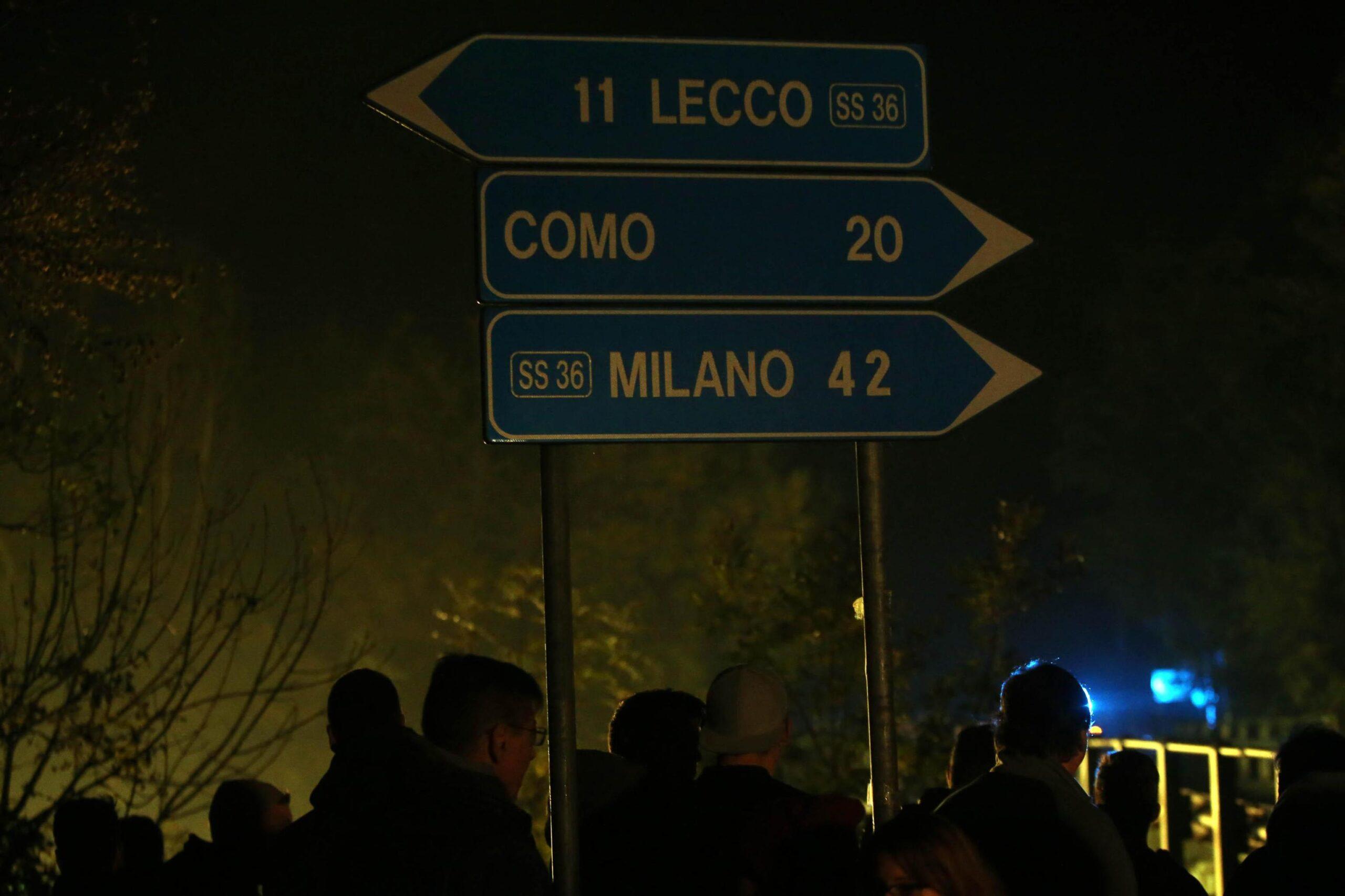 Lecco, grave incidente: 38enne perde il controllo della sua auto e va a sbattere violentemente sul guard rail, è grave