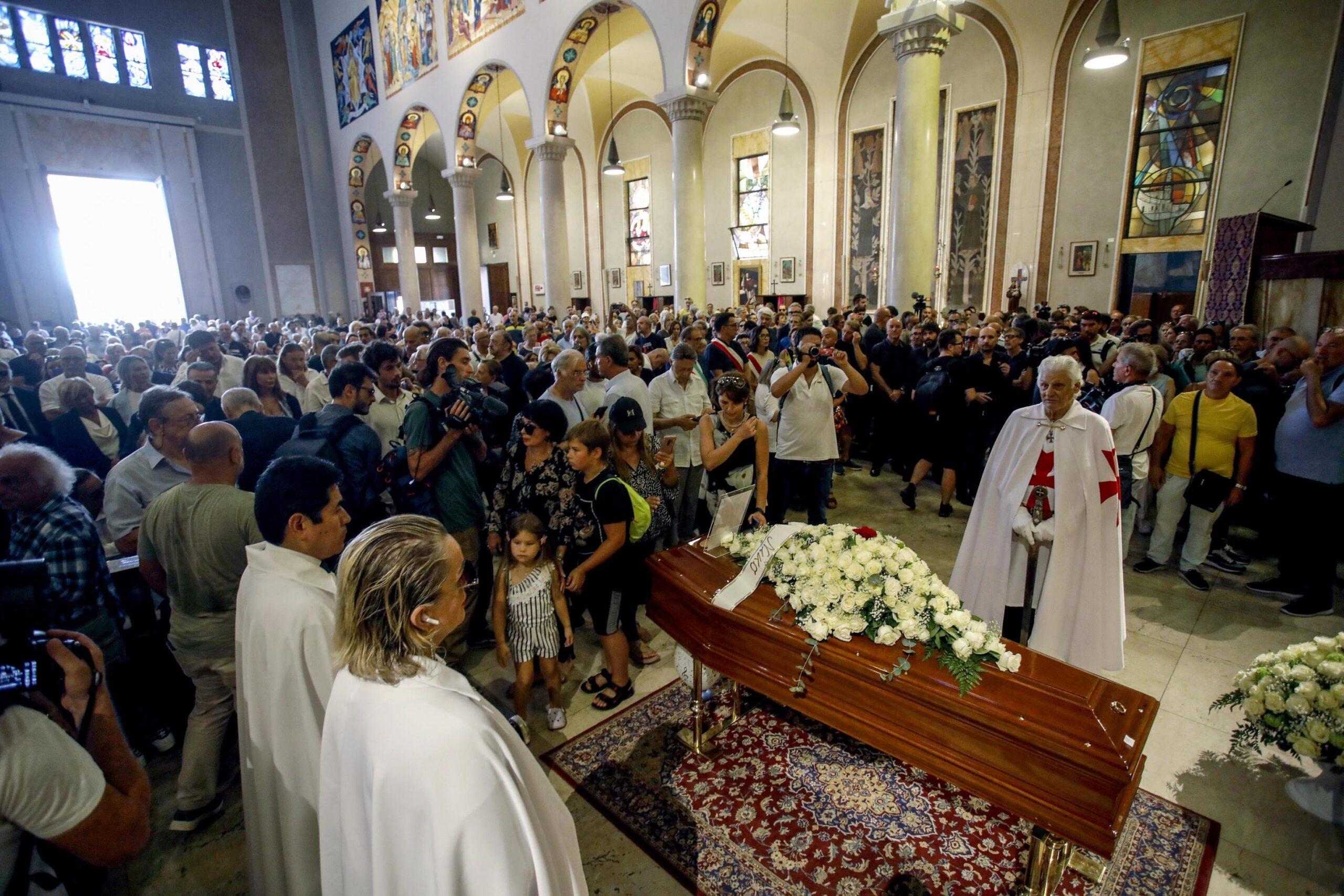 Funerali Toto Cutugno: “Un uomo semplice che ha lasciato il segno nel mondo”. Presenti Morandi e Pupo