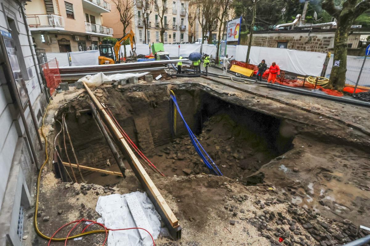 Maltempo, fiume di fango a Napoli: danni e disagi in via Solimena