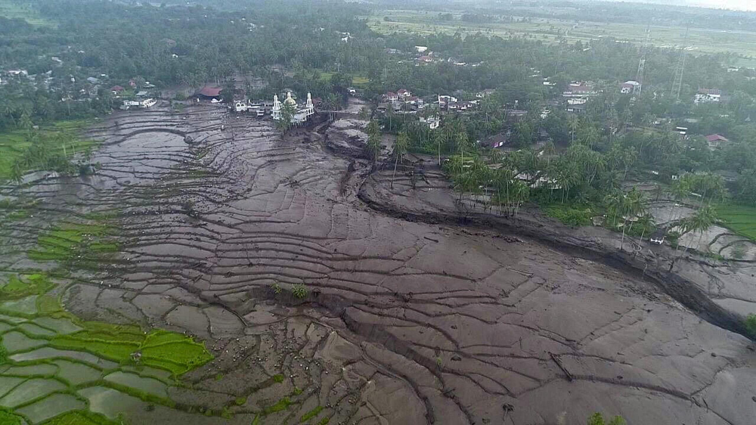 Cos’è e come si forma un lahar, la colata detritica vulcanica che sta flagellando Sumatra