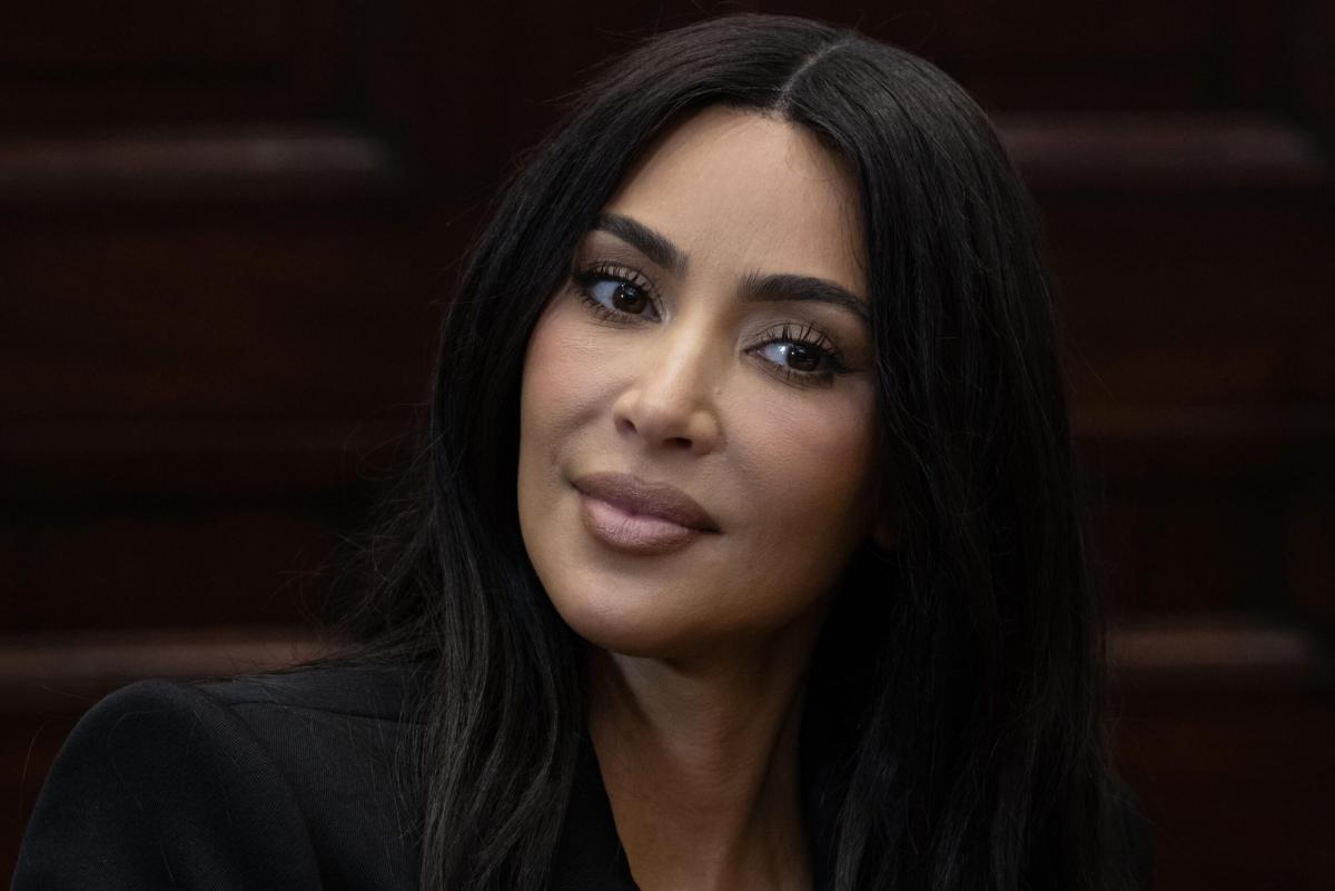 Kim Kardashian vola con il jet privato a Parigi per una Cheesecake: il racconto dell’attrice statunitense