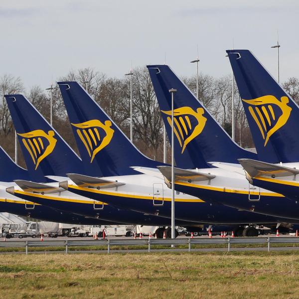 Ryanair, posticipata la consegna di 27 aerei: ridotti i voli in molte città