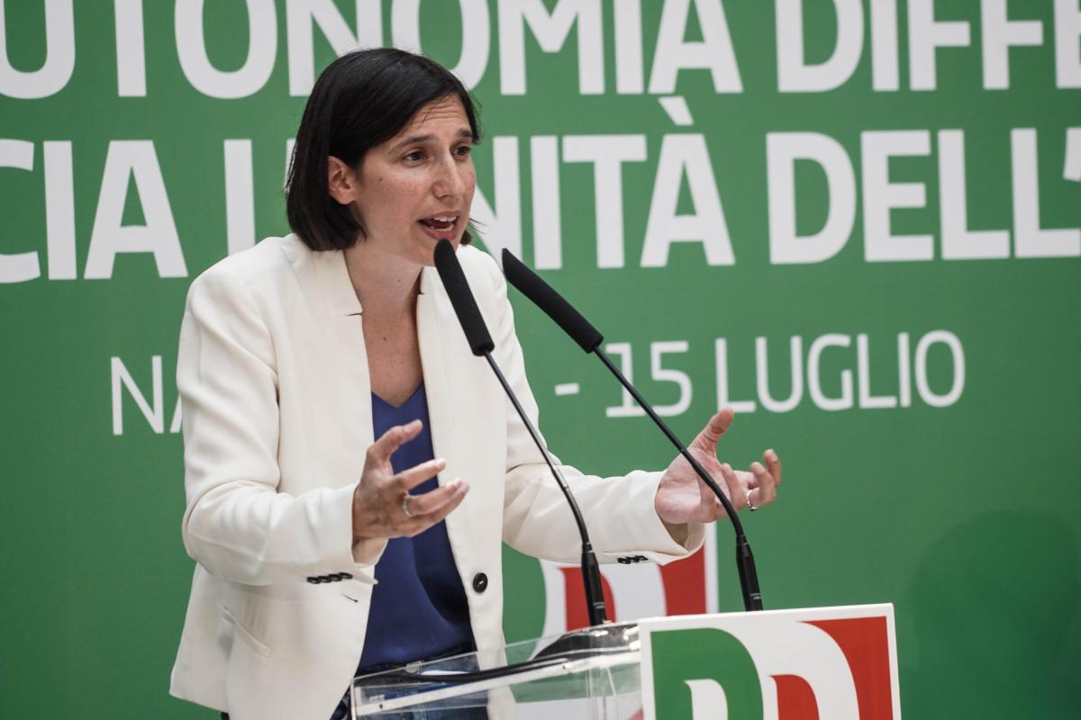 Napoli, Elly Schlein: “Governo diviso sul contrasto alle mafie”. Ma…