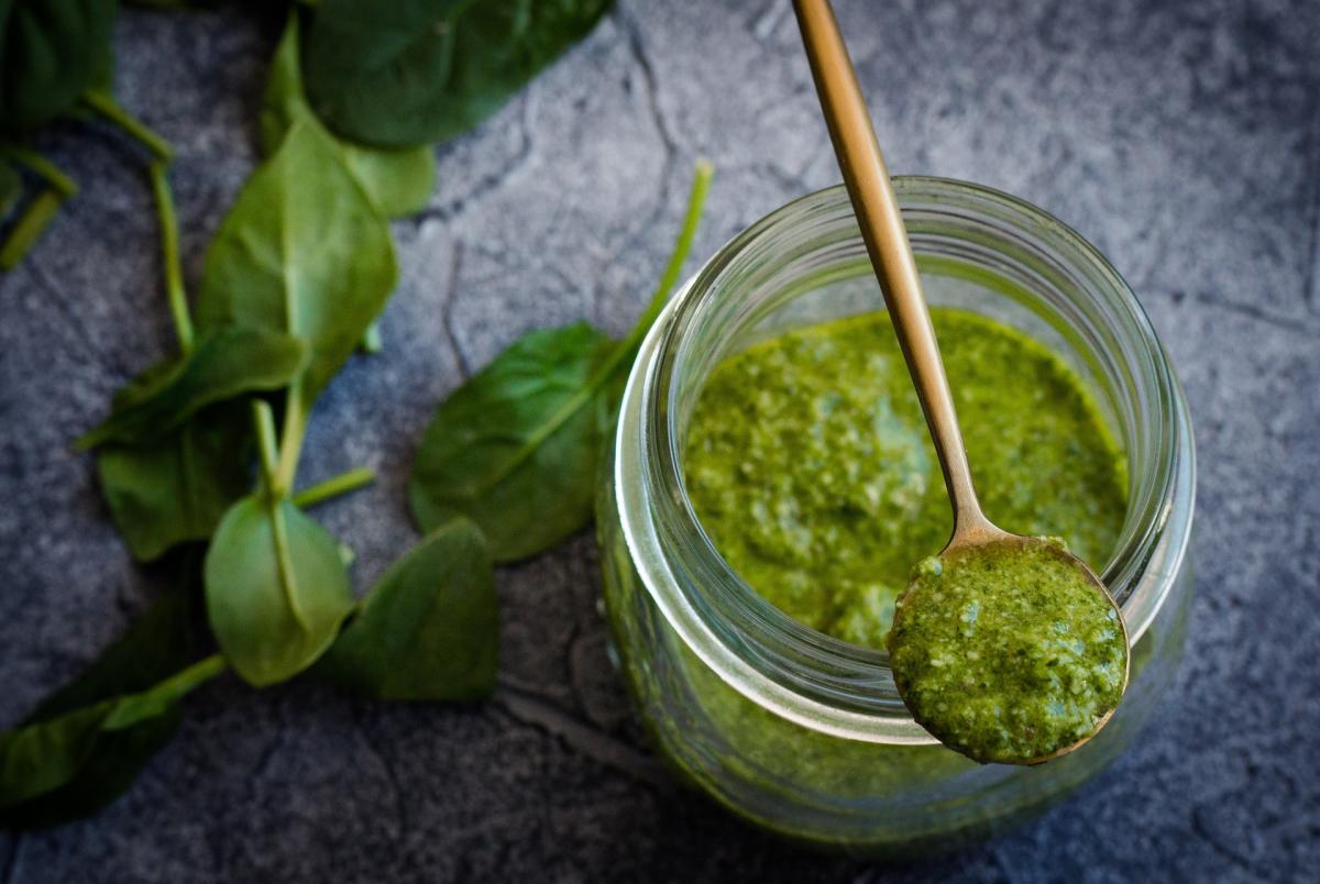 Spaghetti al pesto e patate: la ricetta originale e il video