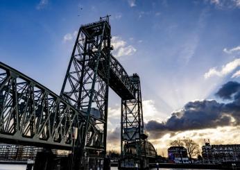 Rotterdam non smonterà il ponte per far passare lo yacht di Jeff Be…