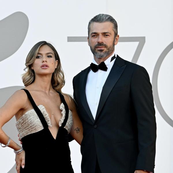 Luca Argentero e Cristina Marino sul red carpet a Venezia 79, prime foto con il “pancino”