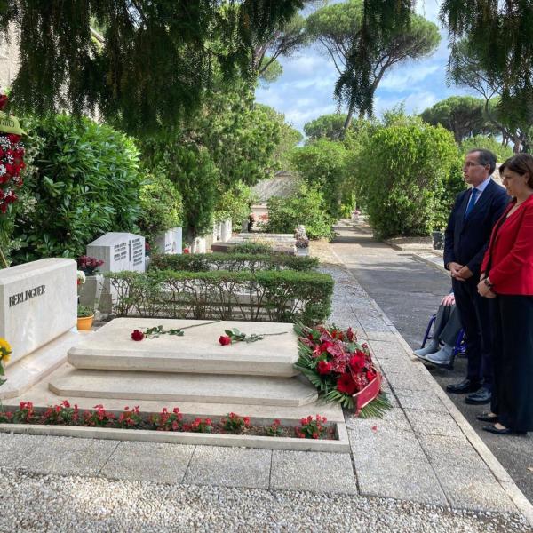 Quarant’anni fa l’addio a Enrico Berlinguer: causa morte, moglie, figli, il rapporto con Almirante, tomba. Ecco chi era lo storico segretario del Partito Comunista