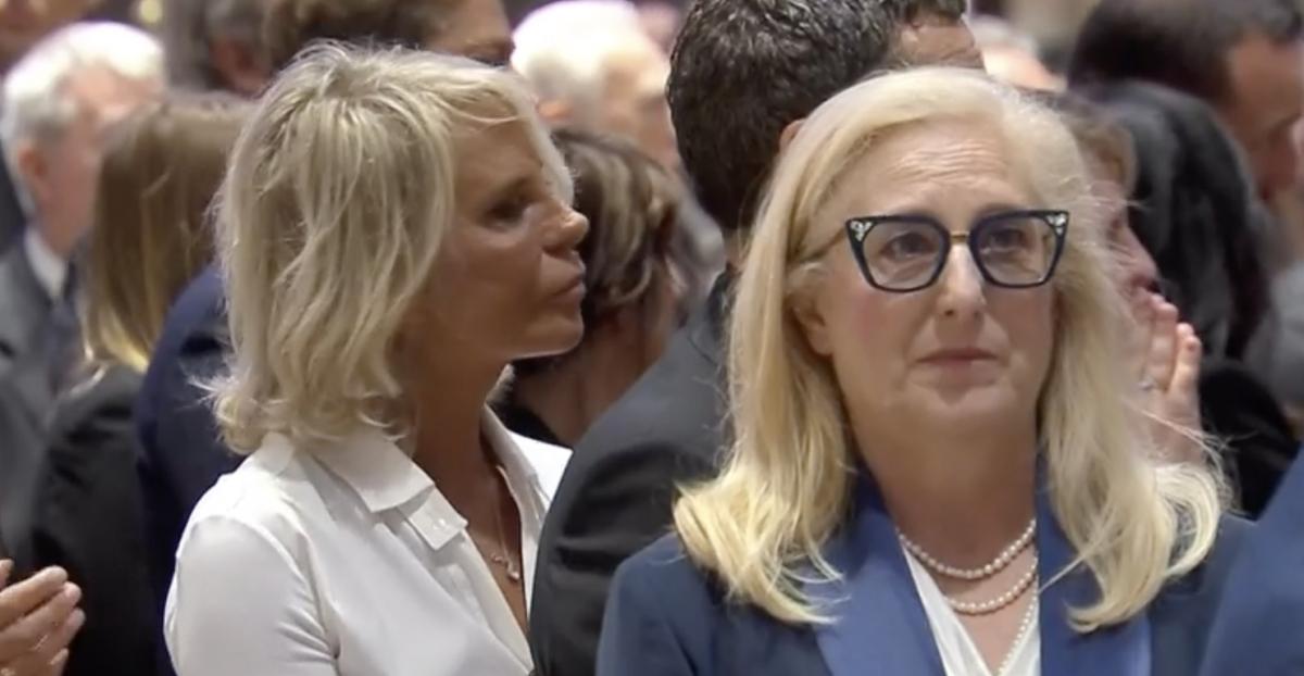 Funerali Berlusconi, Maria De Filippi al fianco di Silvia Toffanin …