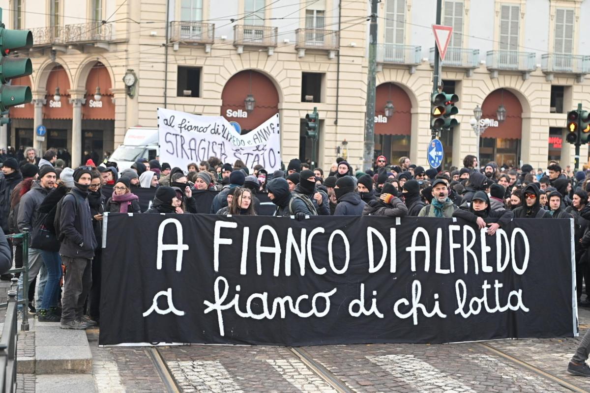 Cospito: da Roma a Opera le proteste degli anarchici. Scontri con l…