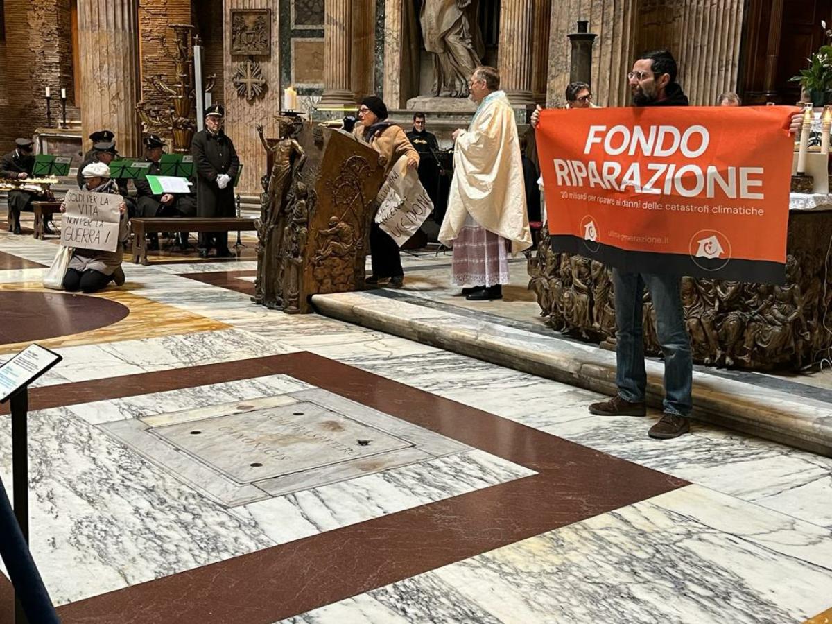 Roma, blitz di Ultima Generazione al Pantheon durante la messa per …