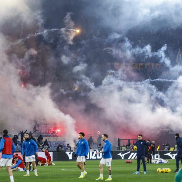 Lazio-Roma ad alta tensione: scontri tra Tribuna Tevere e Distinti Sud con lanci di petardi | VIDEO