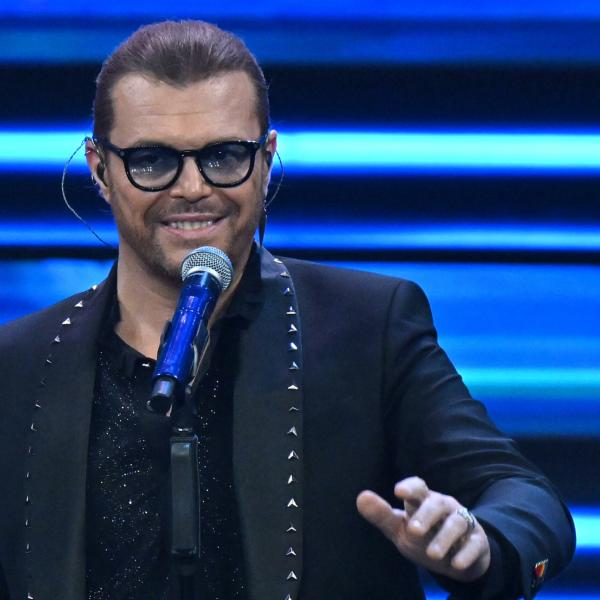 Gianluca Grignani furioso lascia il concerto per problemi tecnici: “Non funziona un ca**o”/ VIDEO