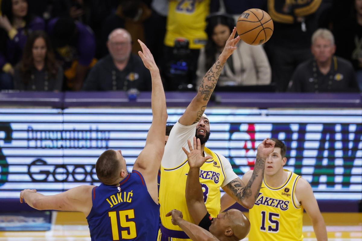 NBA, Denver va sul 3-0 contro i Lakers. Embiid ne mette 50