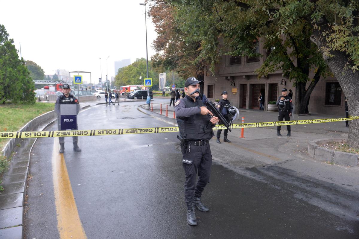 Turchia, bambina di 5 anni molestata a Kayseri da un rifugiato siriano: la comunità locale vuole linciare il responsabile, scontri con la polizia  | VIDEO