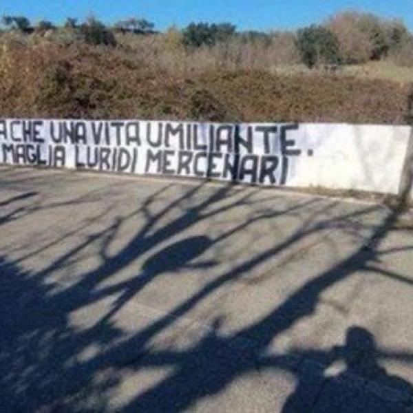 Roma, duro striscione dei tifosi contro la squadra a Trigoria: “Non siete degni di questa maglia luridi mercenari”