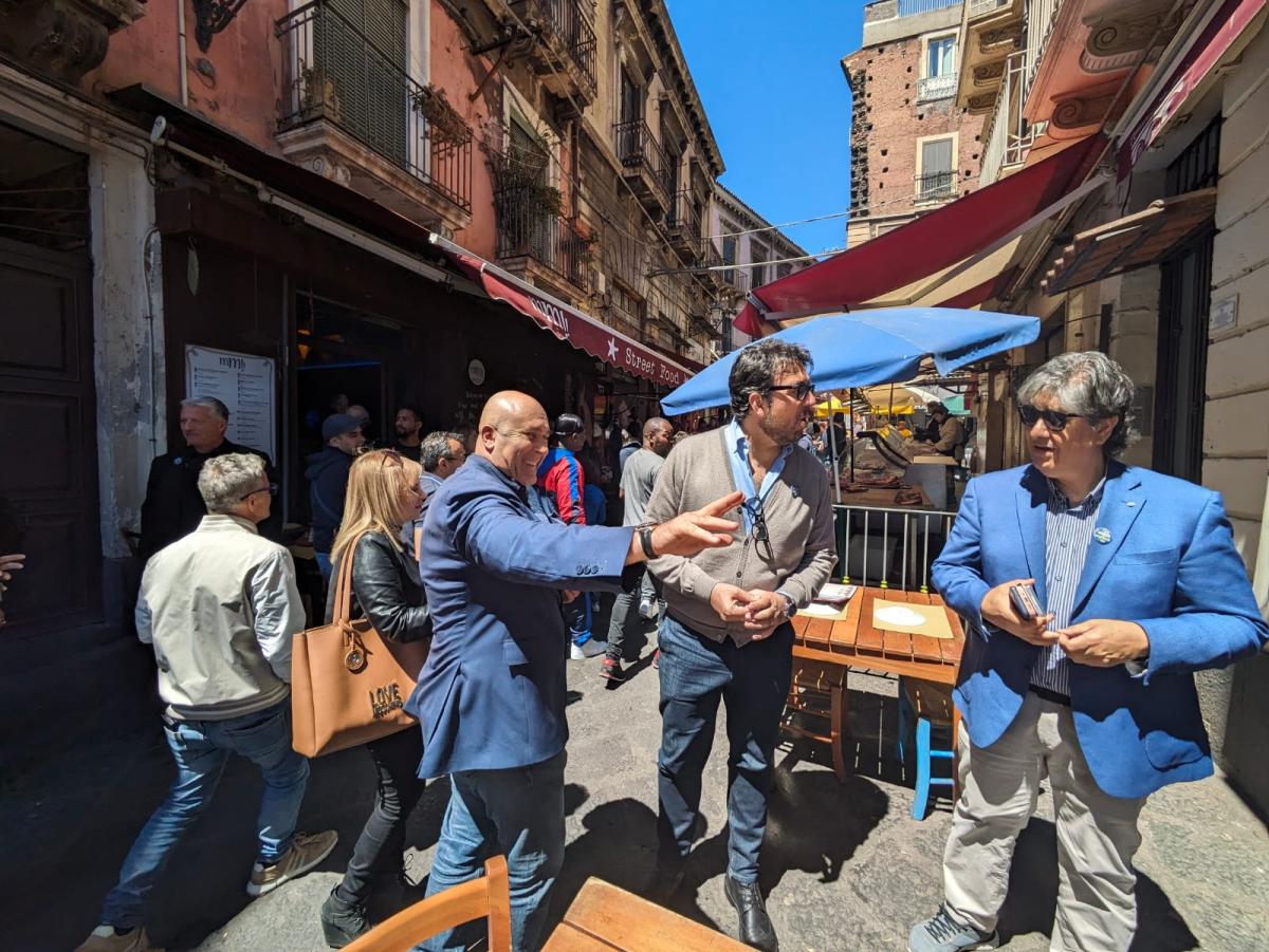 Elezioni Europee 2024, Bandecchi tra la gente a Catania: “La Sicilia è stupenda, ma è trattatta uno schifo, Alternativa Popolare può cambiare tutto questo”| VIDEO