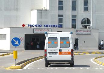 Brindisi, caposala dell’ospedale Perrino sutura cadavere in obitorio e condivide la foto sui social: è bufera