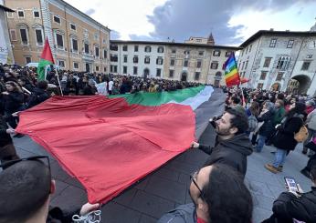 Pisa, Ministra Bernini contestata dai giovani dell’Università e dei centri sociali: sventolano bandiere pro-Palestina