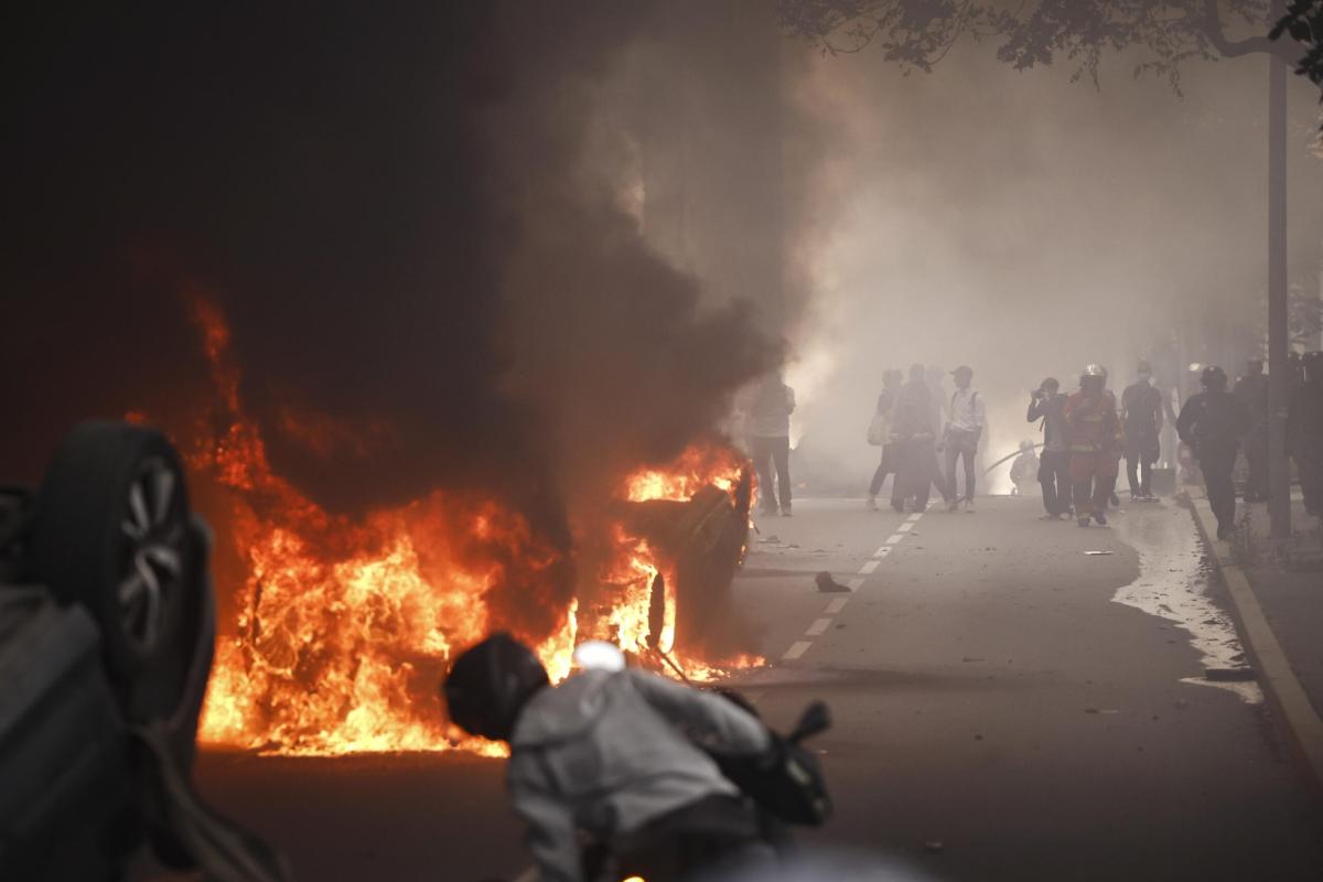 Scontri in Francia, tra centinaia di incendi morto un vigile del fu…