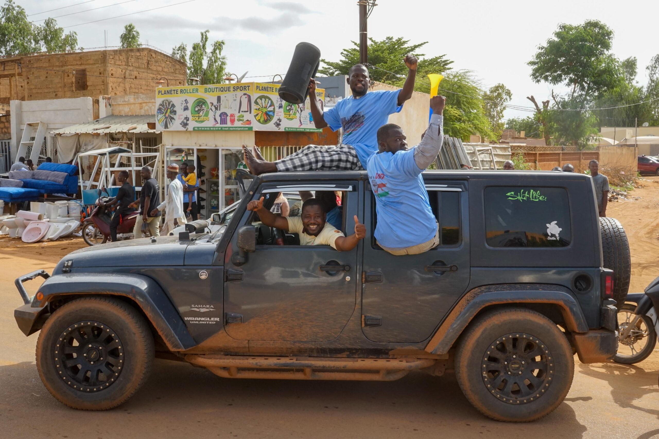 Colpo di Stato Niger, golpisti schierano rinforzi nella capitale Niamey e sui confini