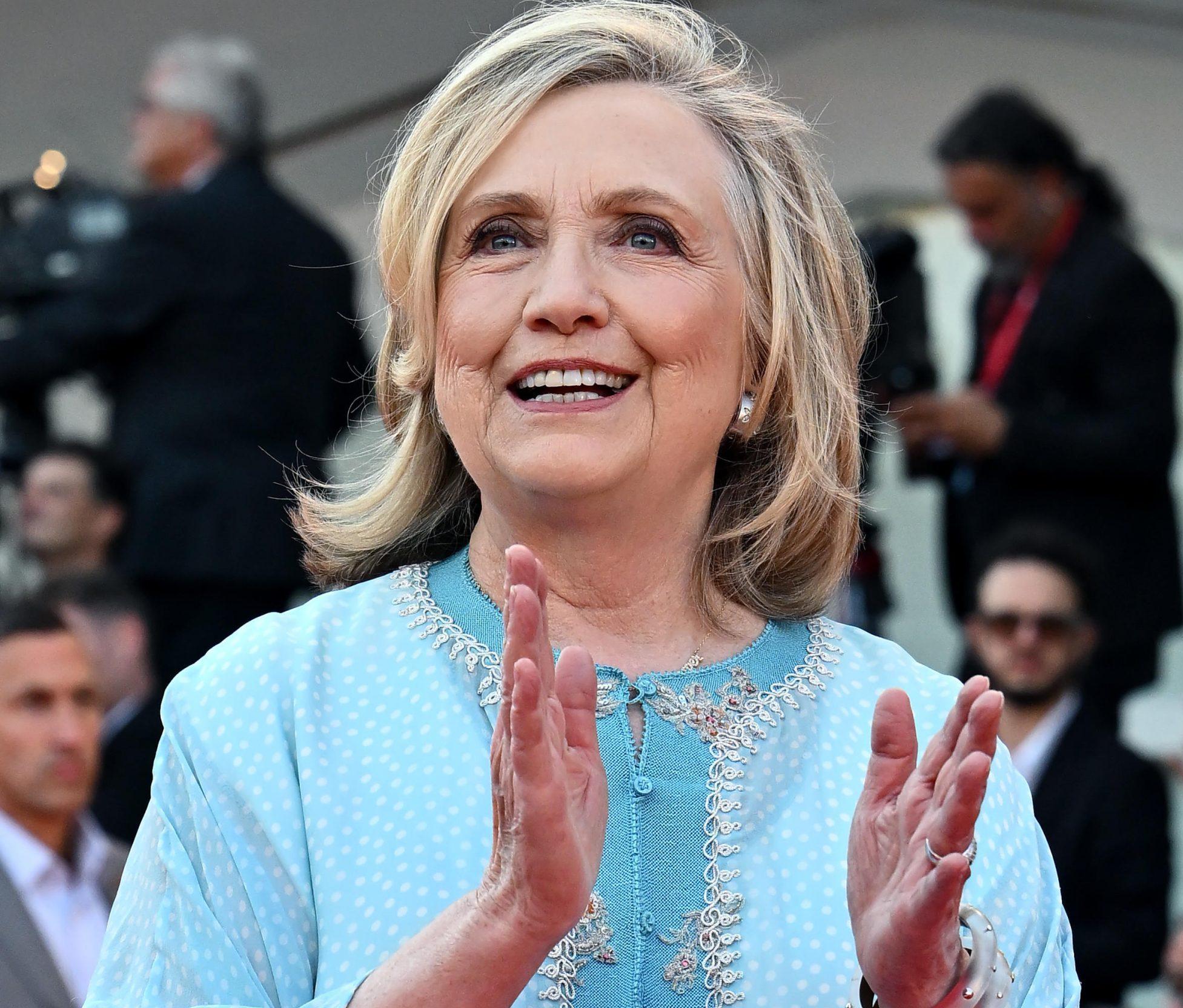 Venezia 79, i look della prima serata: sul red carpet anche Hillary Clinton