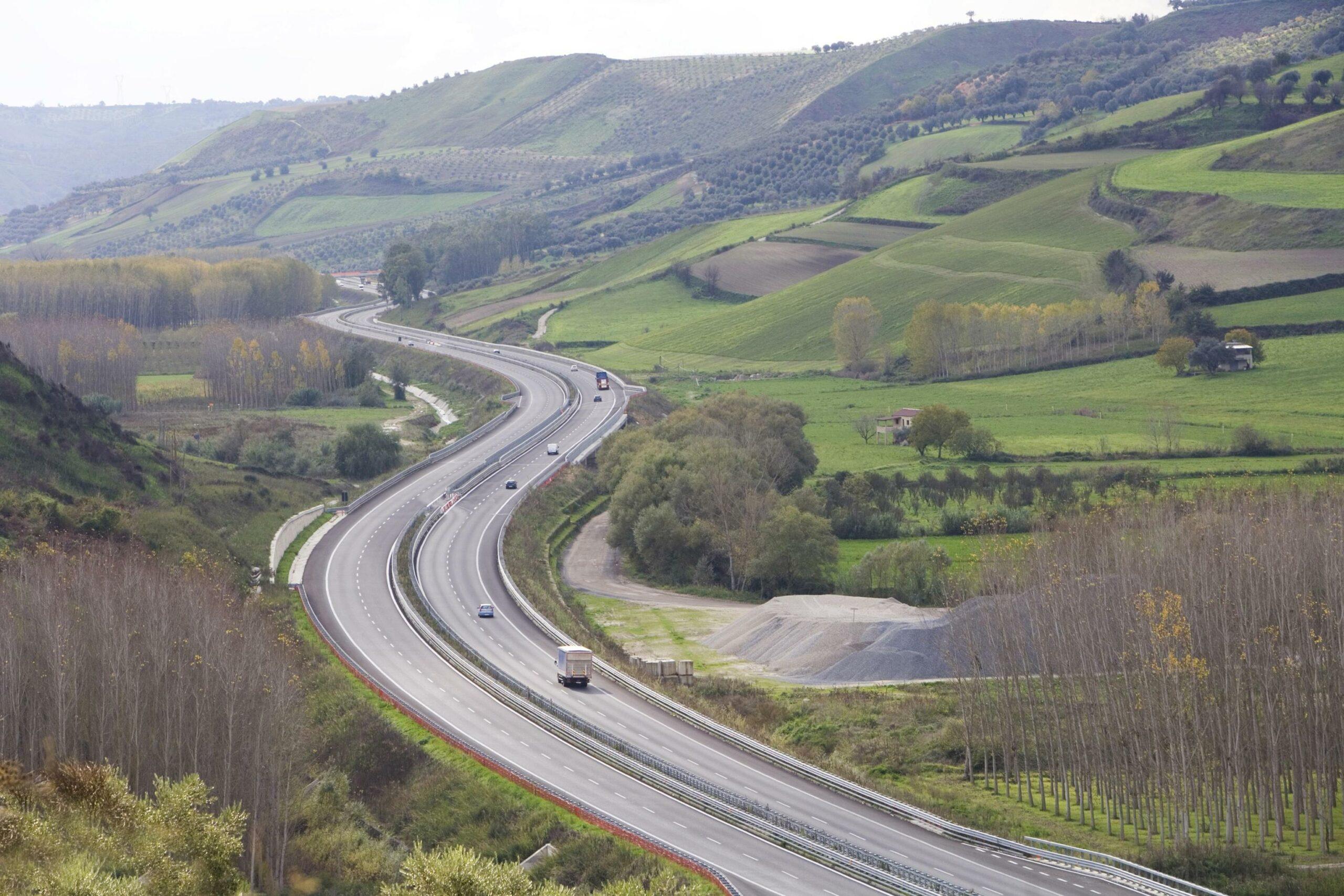 Reggio Calabria, incidente sull’A2 a Gioia Tauro: un morto e due feriti, strada chiusa al traffico