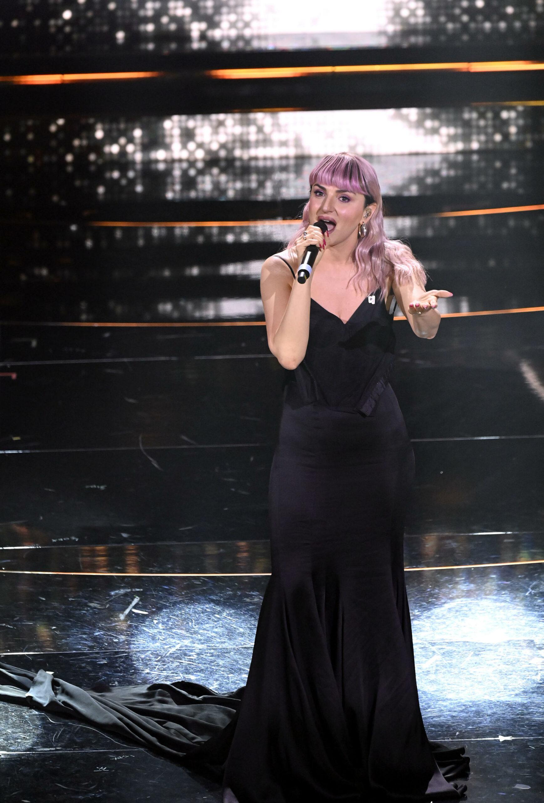 Sanremo 2024, Arisa sul Suzuki Stage canta “La notte” in una versione originale: testo e significato del brano