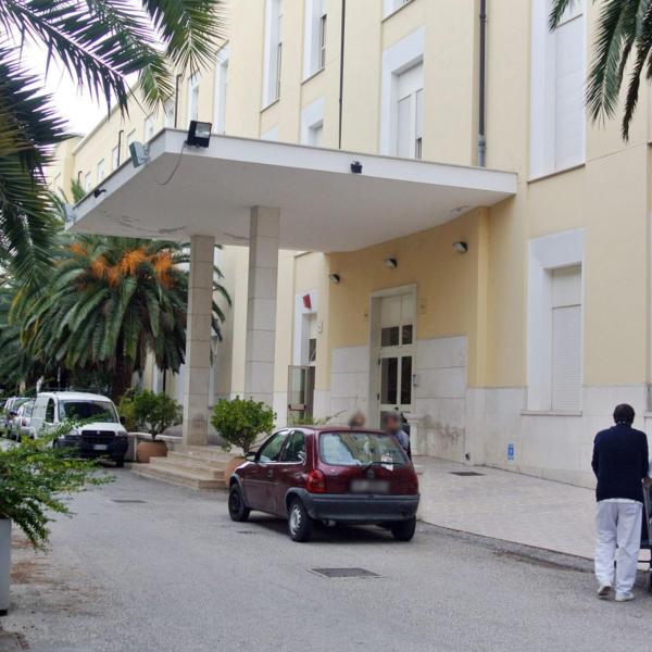 Pesaro, incubo all’ospedale San Salvatore, infermiera aggredita in ospedale durante il turno di notte: arrestata una 32enne